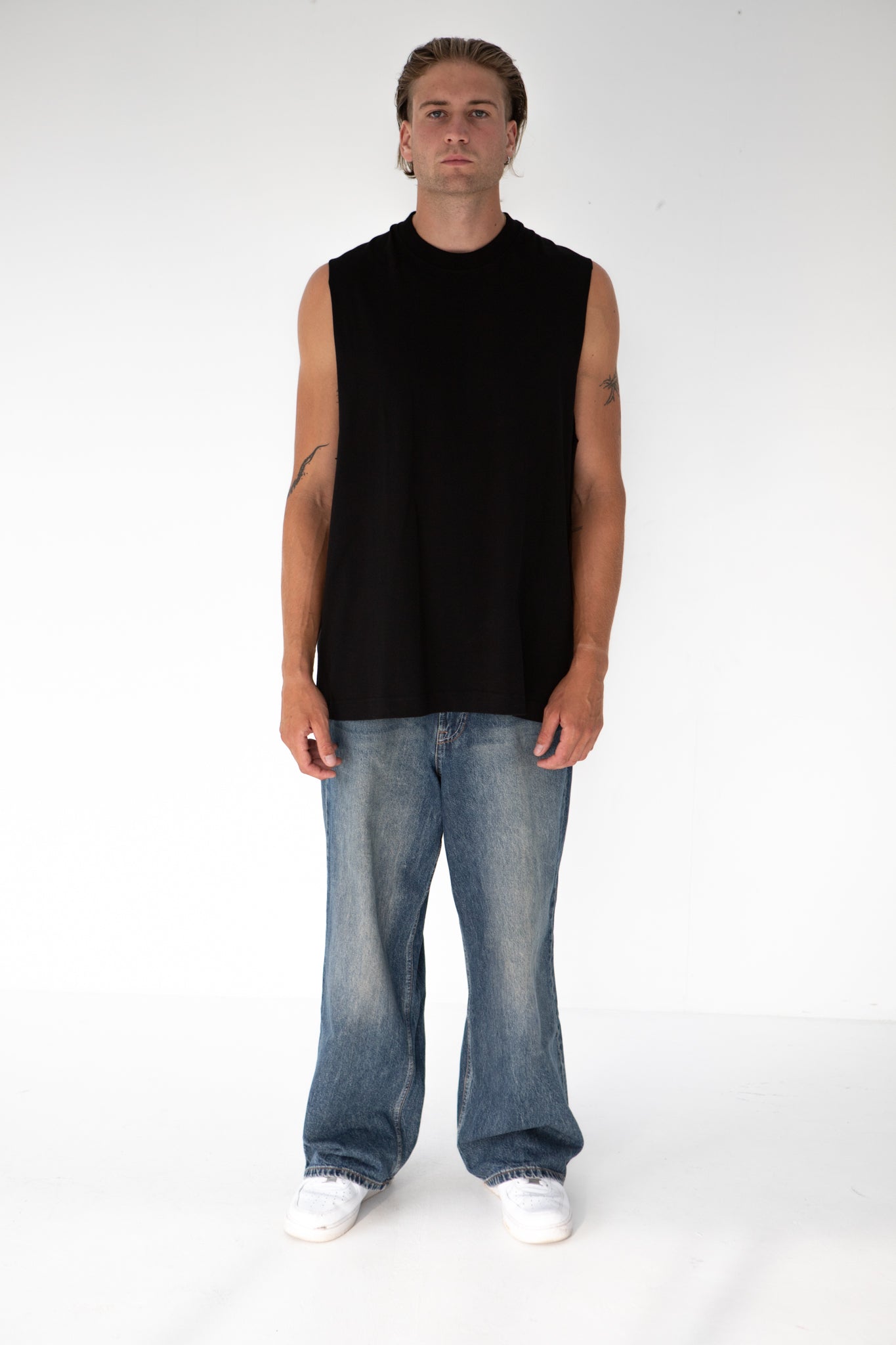 NO SLEEVES T-SHIRT