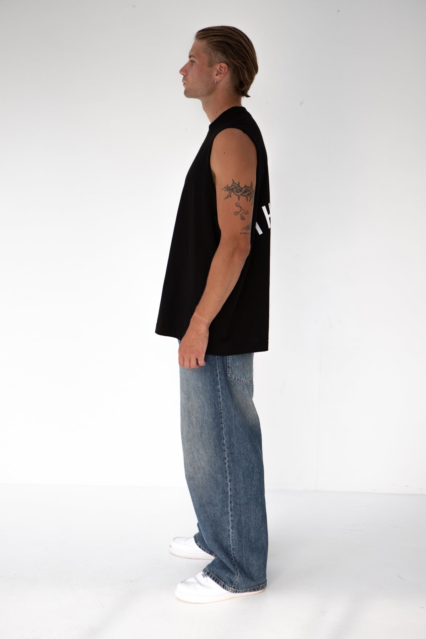 NO SLEEVES T-SHIRT