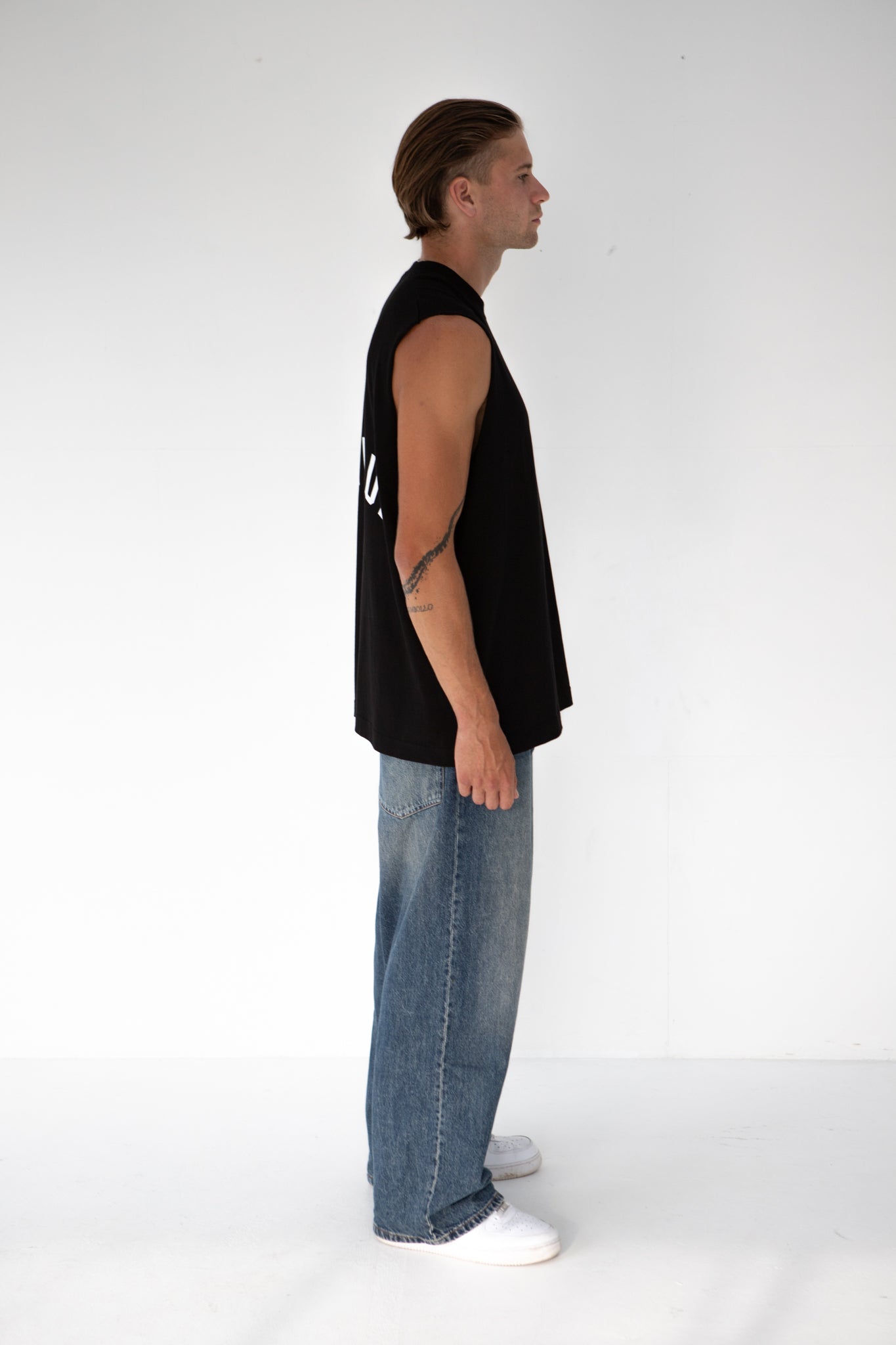NO SLEEVES T-SHIRT